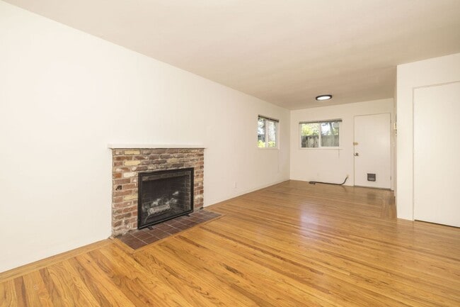 Building Photo - 691 Roble Ave