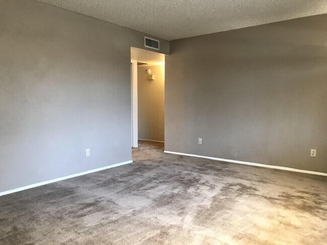 Building Photo - 3 Bed & 2 Bath Single Story House w/Commun...