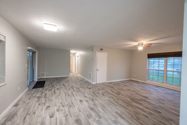 Building Photo - 1011 Bianca Dr NE