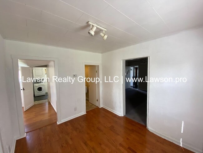 Building Photo - One Level Living with Great Yard