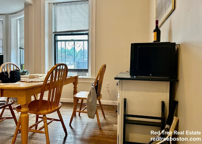 Building Photo - 1942 Beacon St