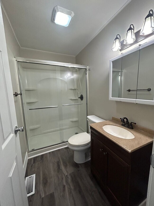 Building Photo - Newly Renovated 2 Bedroom House