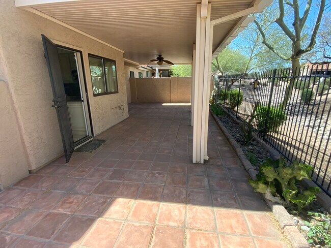 Foto del edificio - 330 E Lilac Dr