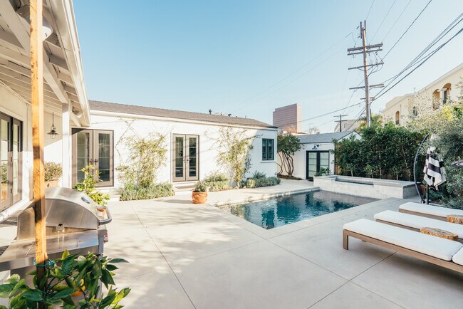 Foto del edificio - 6652 Lindenhurst Ave