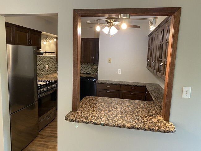 Breakfast Area - 10 Parkside Ct