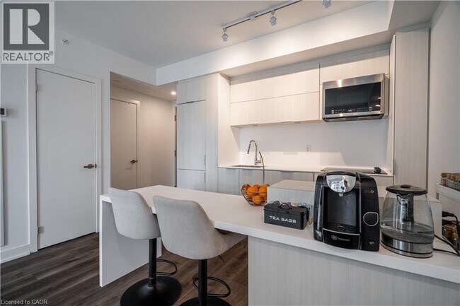 Building Photo - 370 Martha St