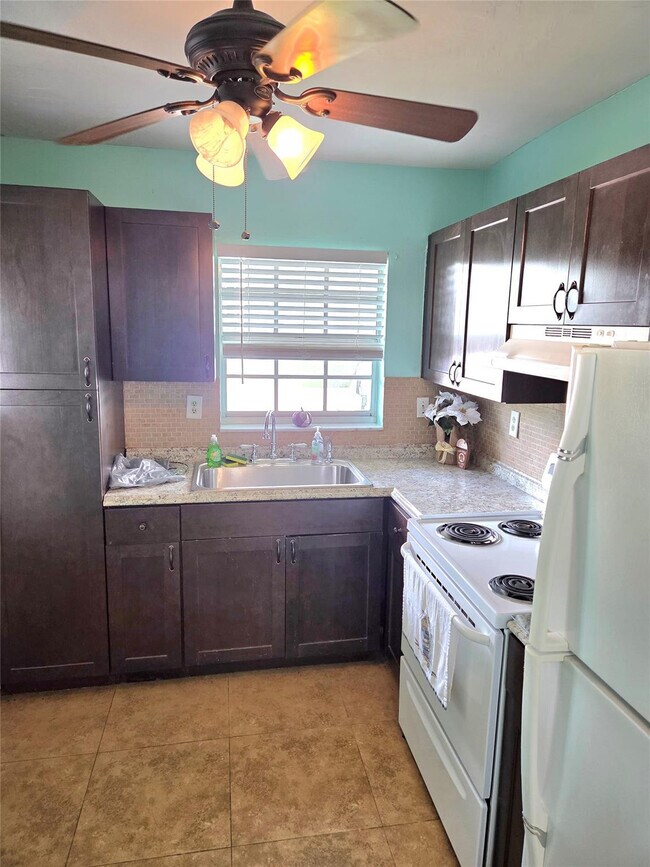 Foto del edificio - 1971 SE 5th Ct