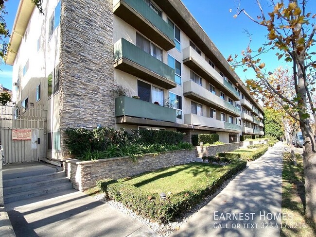 Building Photo - Welcoming 1-Bed + 1-Bath in LaBrea/Melrose...