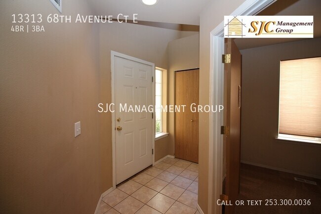 Foto del edificio - Spacious Four-Bedroom Home with Fenced Yar...
