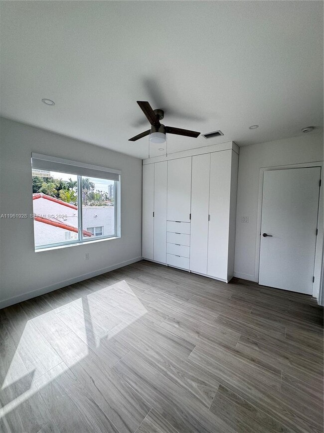 Building Photo - 2855 Royal Palm Ave