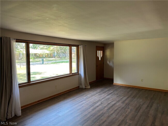 Building Photo - 4384 Parkdale Ave NW