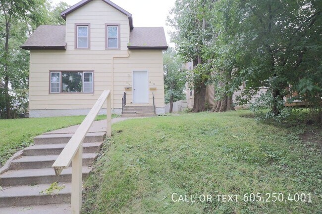 Building Photo - Recently Renovated 2 Bedroom 1 Bathroom ap...