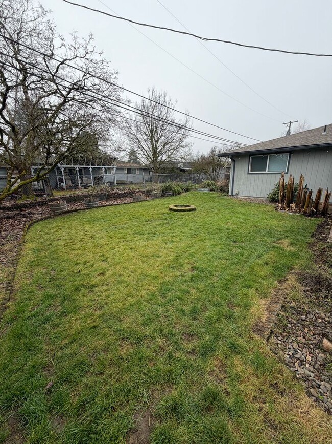 Foto del edificio - Must See 3 Bedroom with Fenced Yard!