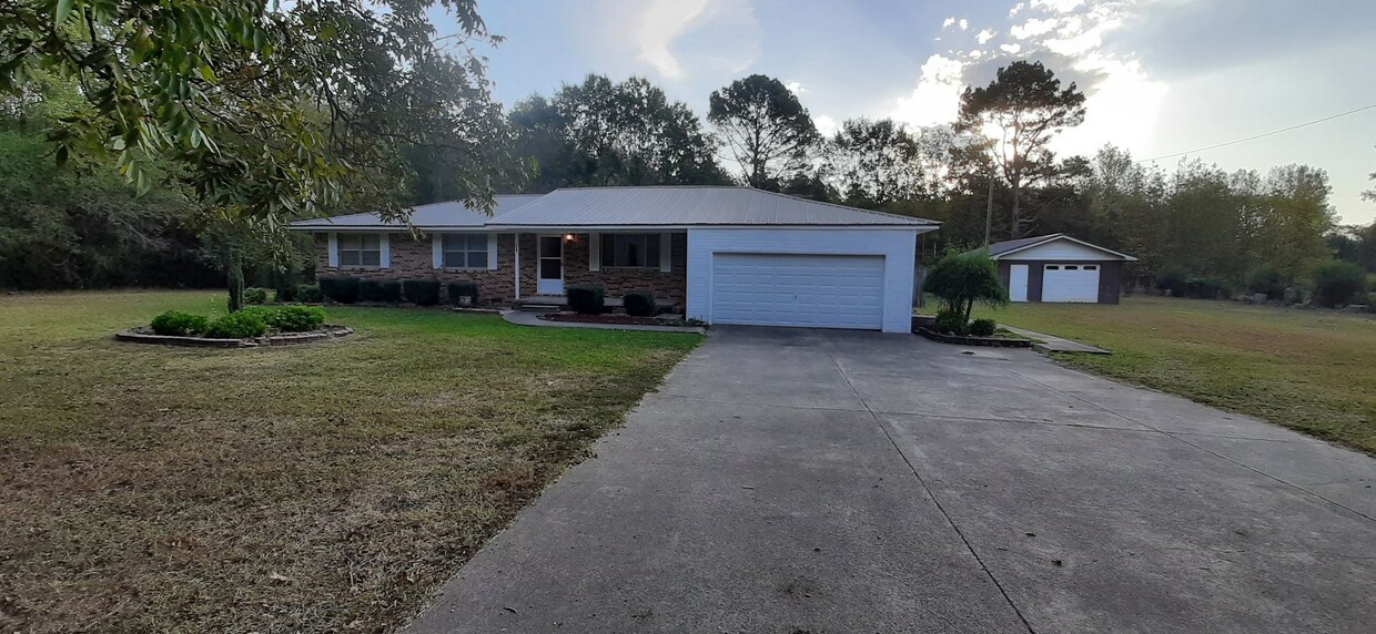 Foto principal - 3/2 Home w/shop for Lease at 3267 Hwy 31 S...