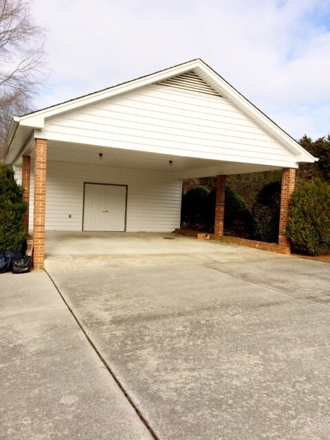 Building Photo - Classic 4BR brick ranch in Summerfield w/p...