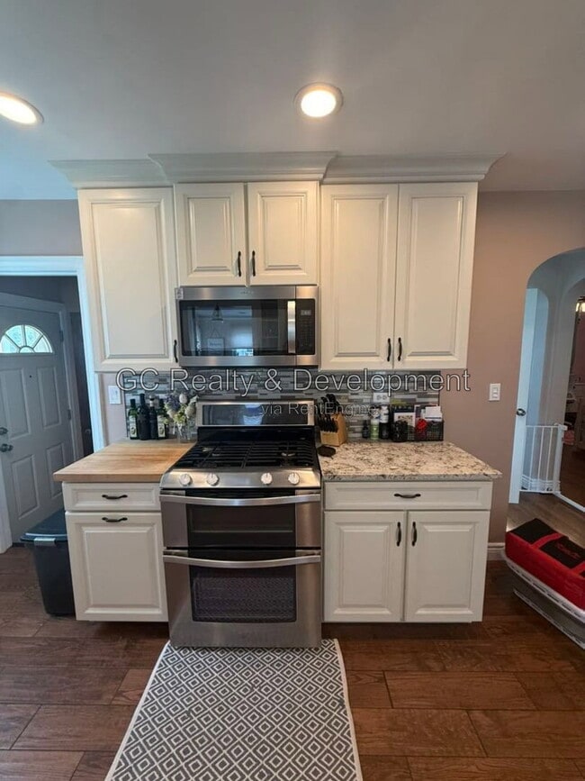 Foto del edificio - 6953 W Summerdale Ave