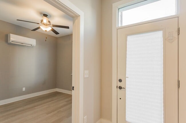 Building Photo - Downtown Townhome!