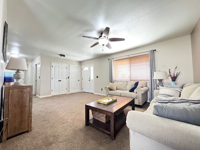 Foto del edificio - 6 Bedroom/3 Bathroom House in Eagle Mountain