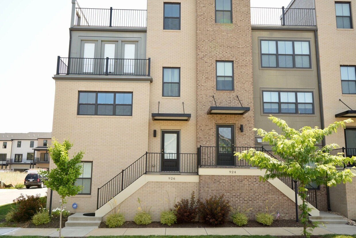 Primary Photo - Stunning Townhome with Rooftop Deck - Avai...