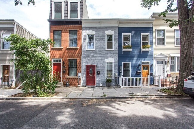 Building Photo - Amazing Two-Bedroom Rowhome Between H Stre...