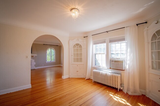Dining area - 2942 Ewing Ave S