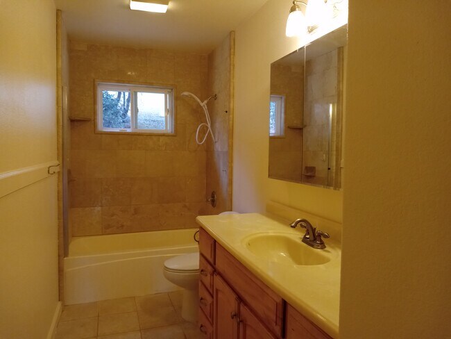 Building Photo - 375 Merry Ln