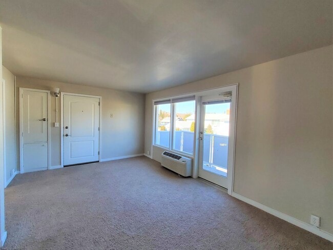 Building Photo - Adorable Second Floor Condo