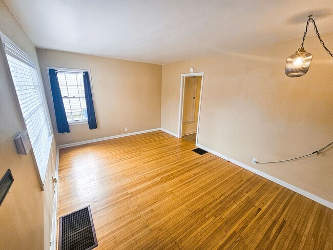 Foto del edificio - 5352 Crittenden Ave