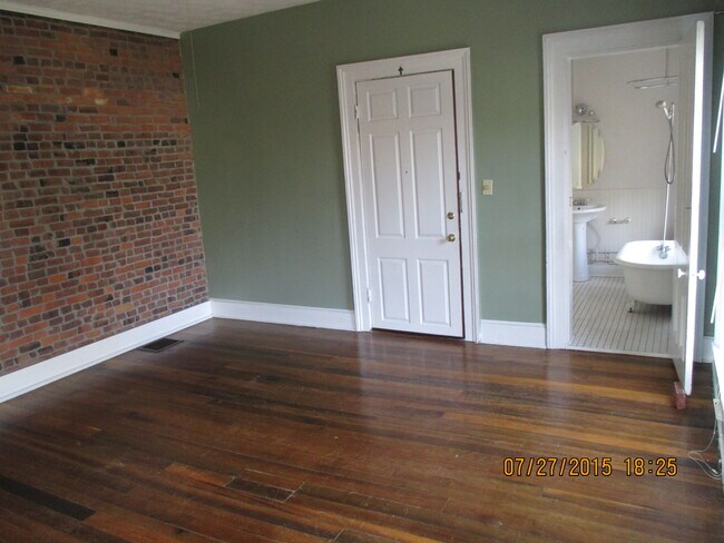 Living area - 365 S Upper St