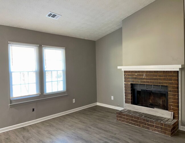 Foto del edificio - Totally Remodeled 2 Bed/1.5 Bath Ranch Style Duplex in a Quiet but Convenient Neighborhood!