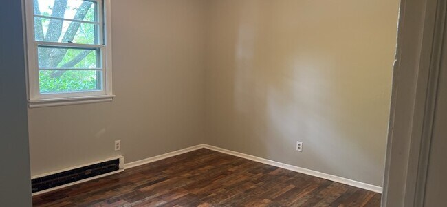 Building Photo - 3 bedroom 1 bath house