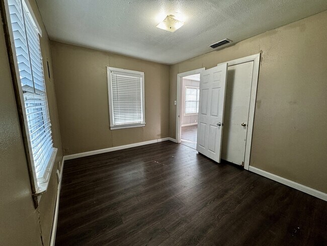 Foto del edificio - 719 Small St