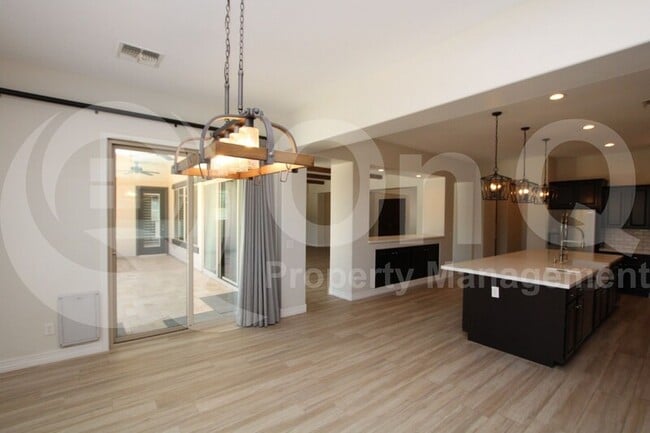 Building Photo - 2831 E Oriole Dr