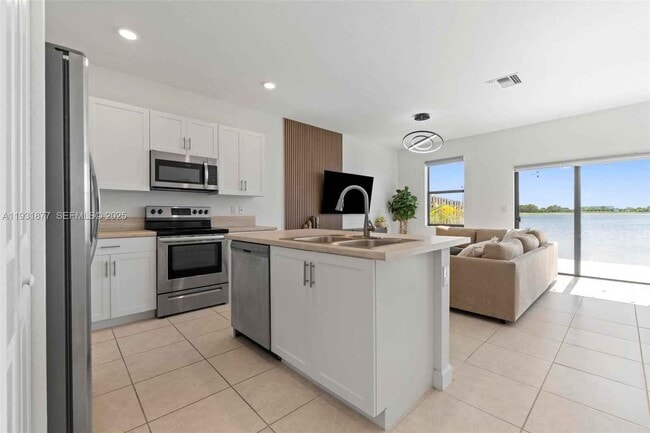 Building Photo - 20544 NE 5th Pl