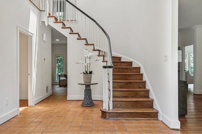 Building Photo - 3233 Ellicott St NW