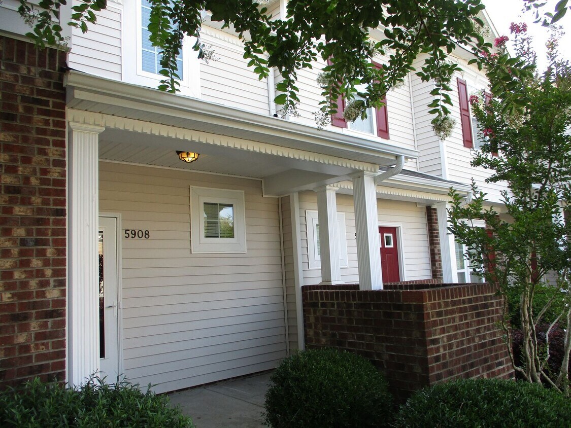 Foto principal - APPLICATIONS PENDING-Pretty 3 Bedroom Town...