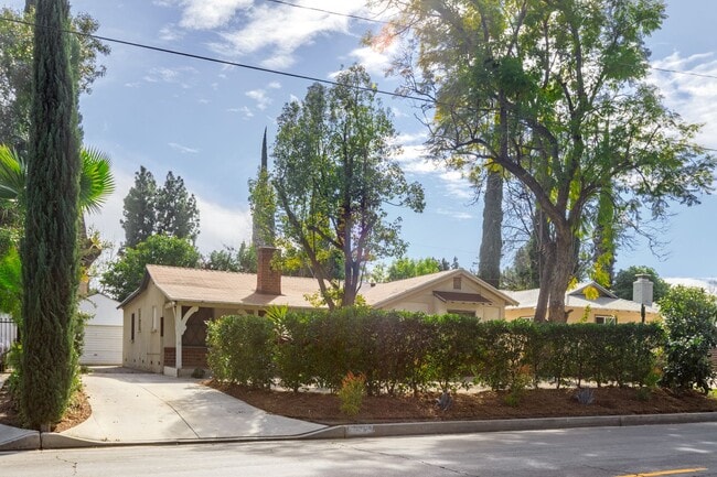 Foto del edificio - Cozy 3-bedroom Home Nestled in Encino!
