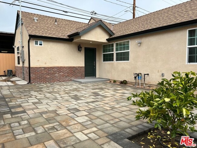 Building Photo - 434 N Beachwood Dr