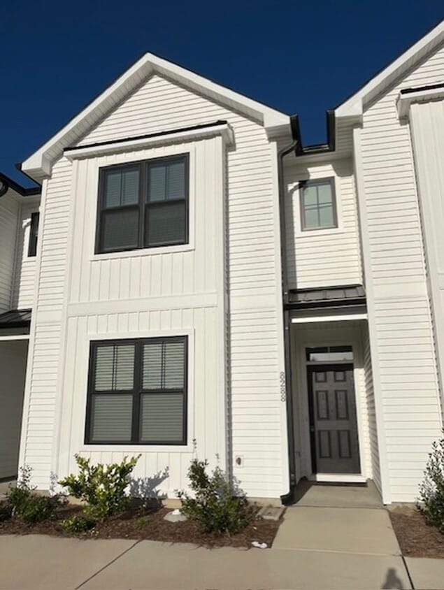 Stunning townhouse located in the heart of... - Stunning townhouse located in the heart of...