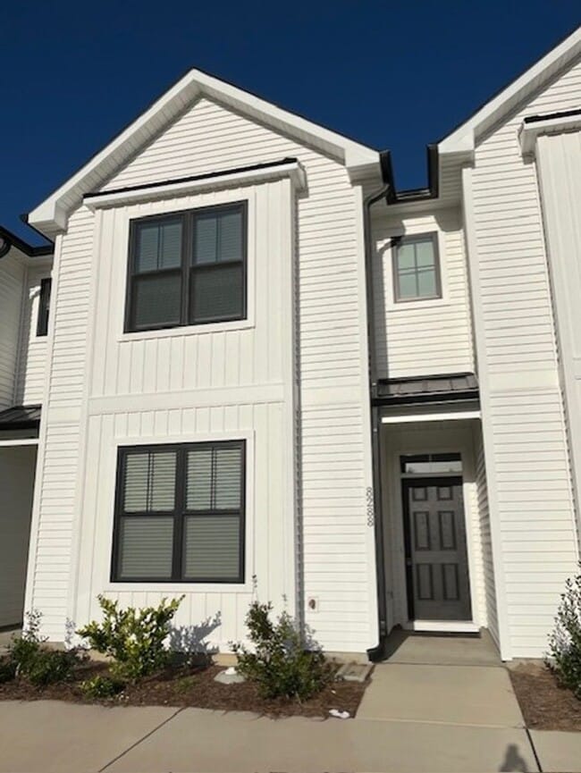 Stunning townhouse located in the heart of... - Stunning townhouse located in the heart of...