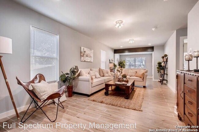 Foto del edificio - 3 br, 2 bath House - 310 E Russell