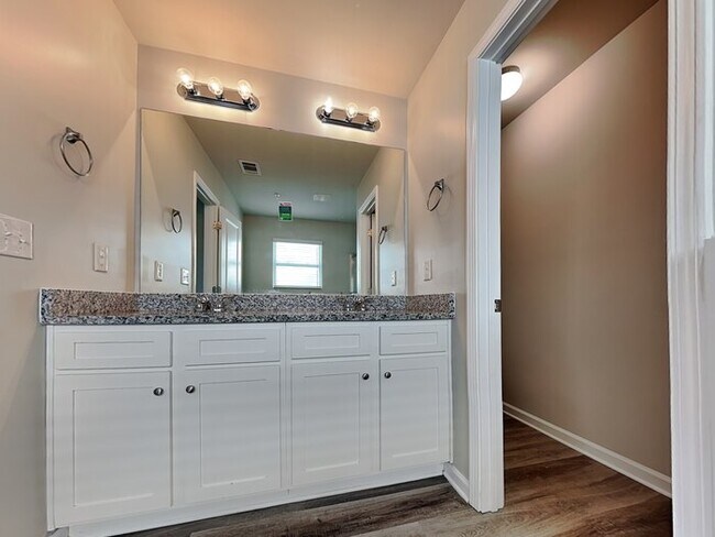 Foto del edificio - 1050 Wedgewood Ct NE
