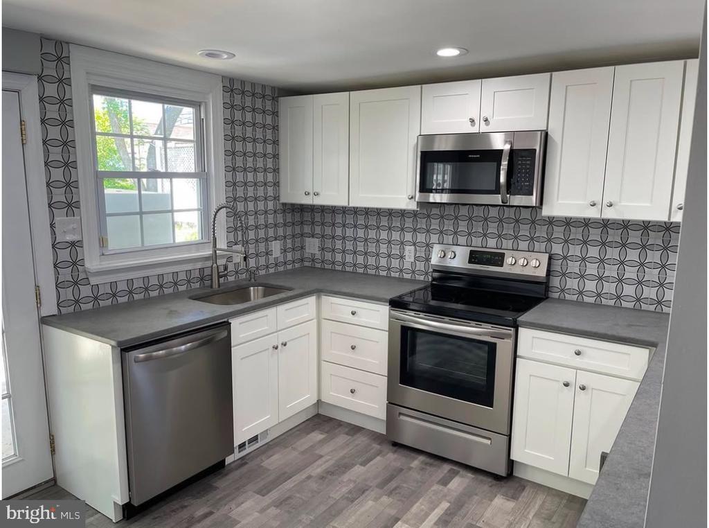 Building Photo - 425 Main St