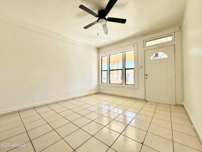 Foto del edificio - 946 E 12th St