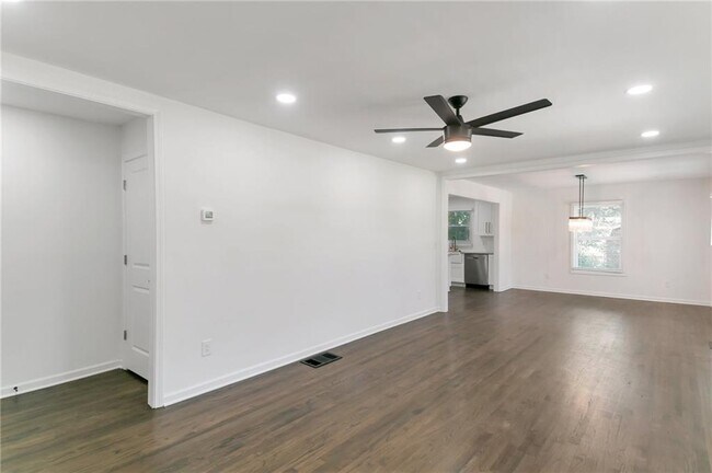 Foto del edificio - 2533 Kelly Lake Rd