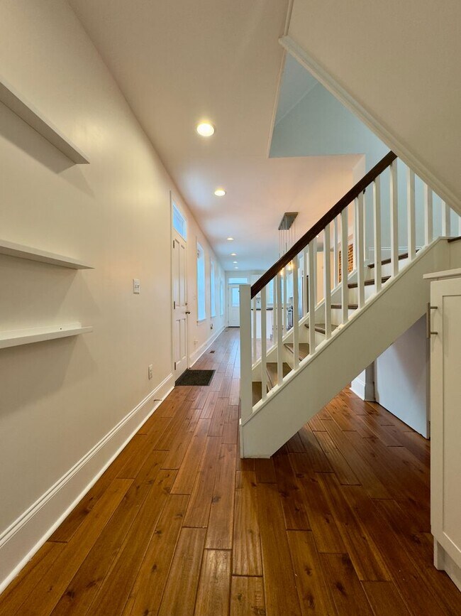 Foto del edificio - Elegant 3 Bedroom/3.5 Bathroom Townhome in...