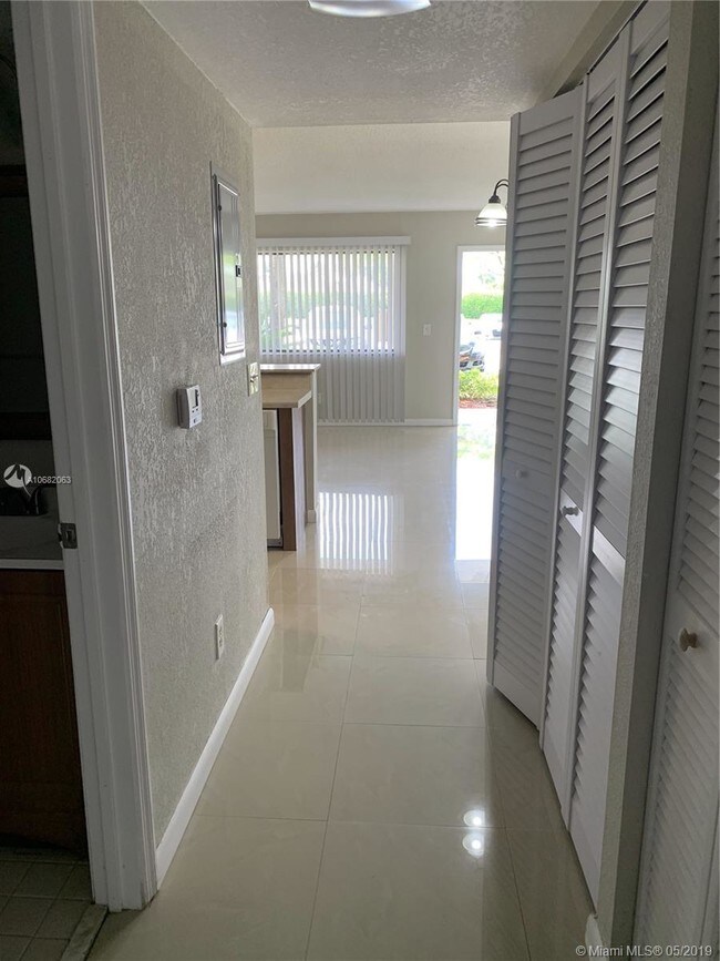 Foto del edificio - 1416 Meadows Cir W