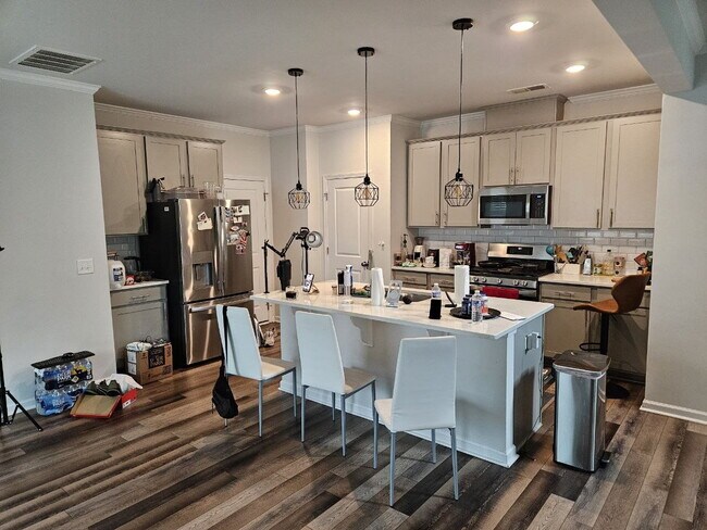 Foto del edificio - Modern townhome with high-end finishes throughout, minutes to 540 and walkable to great shopping.