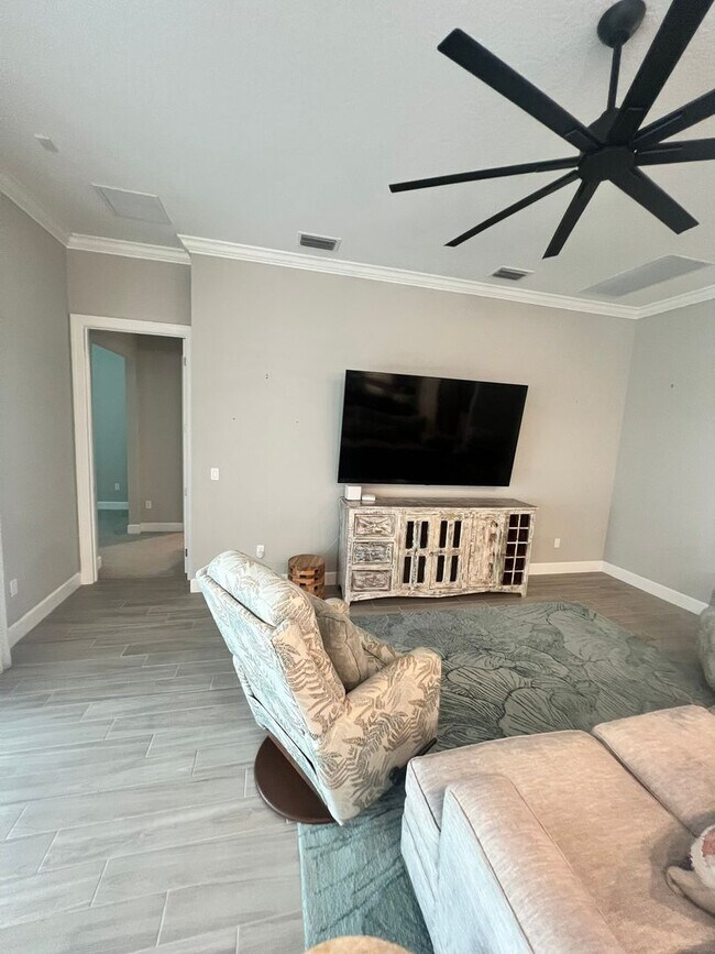 Foto del edificio - STUNNING LAKEFRONT 3 BEDROOM, 2.5 BATH HOM...