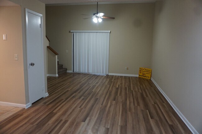 Building Photo - 2 Bedroom End Unit Townhome Near NAS